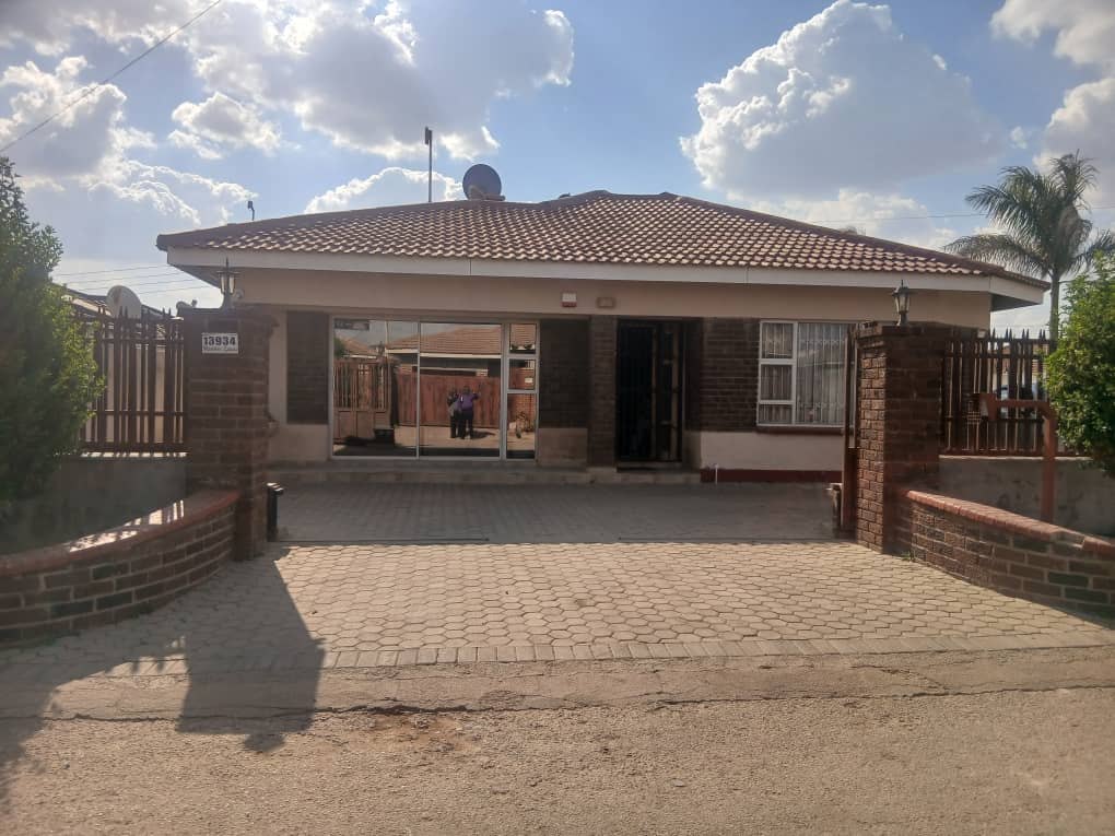Four bedroom family home with title deeds in Madokero Estate